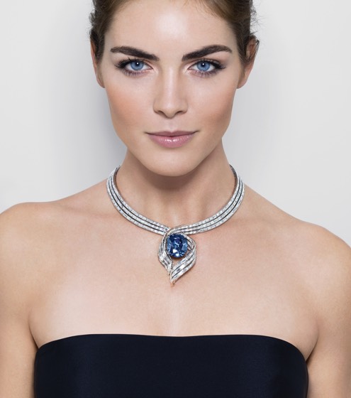 Femme portant un collier avec le diamant Hope